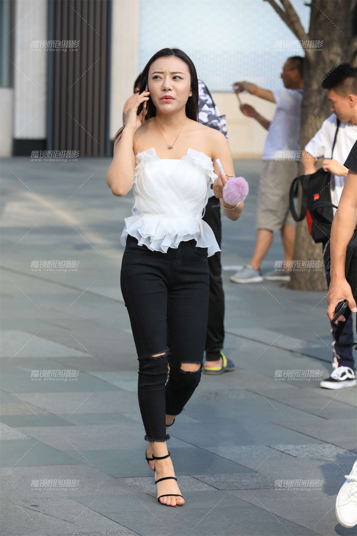 打电话的紧牛__-日更街拍