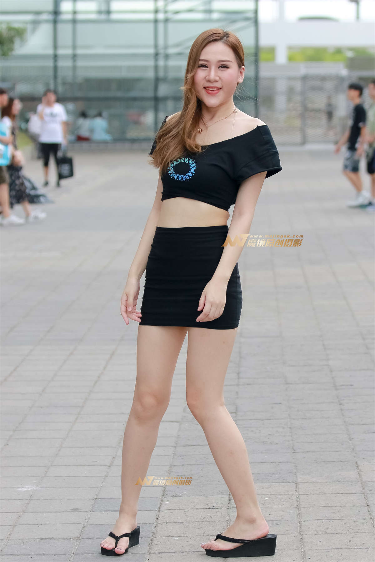 漏肩上衣+紧身超短裙 肌肤雪白美如热恋-日更街拍