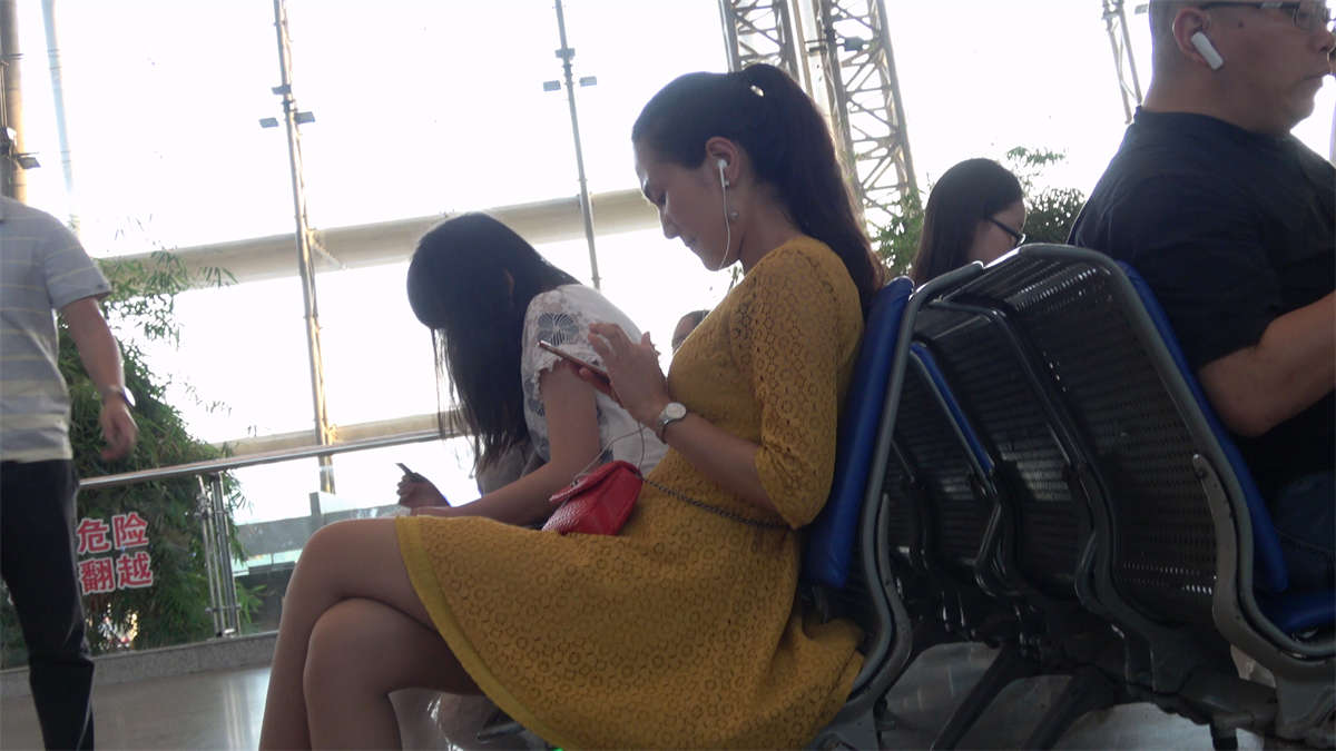 图片[2]-候车室红色高跟鞋肉丝袜美脚-日更街拍