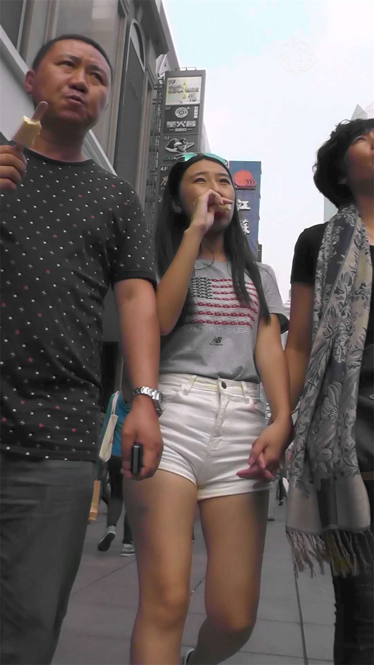 图片[2]-吃冰激凌的短裤mm-日更街拍