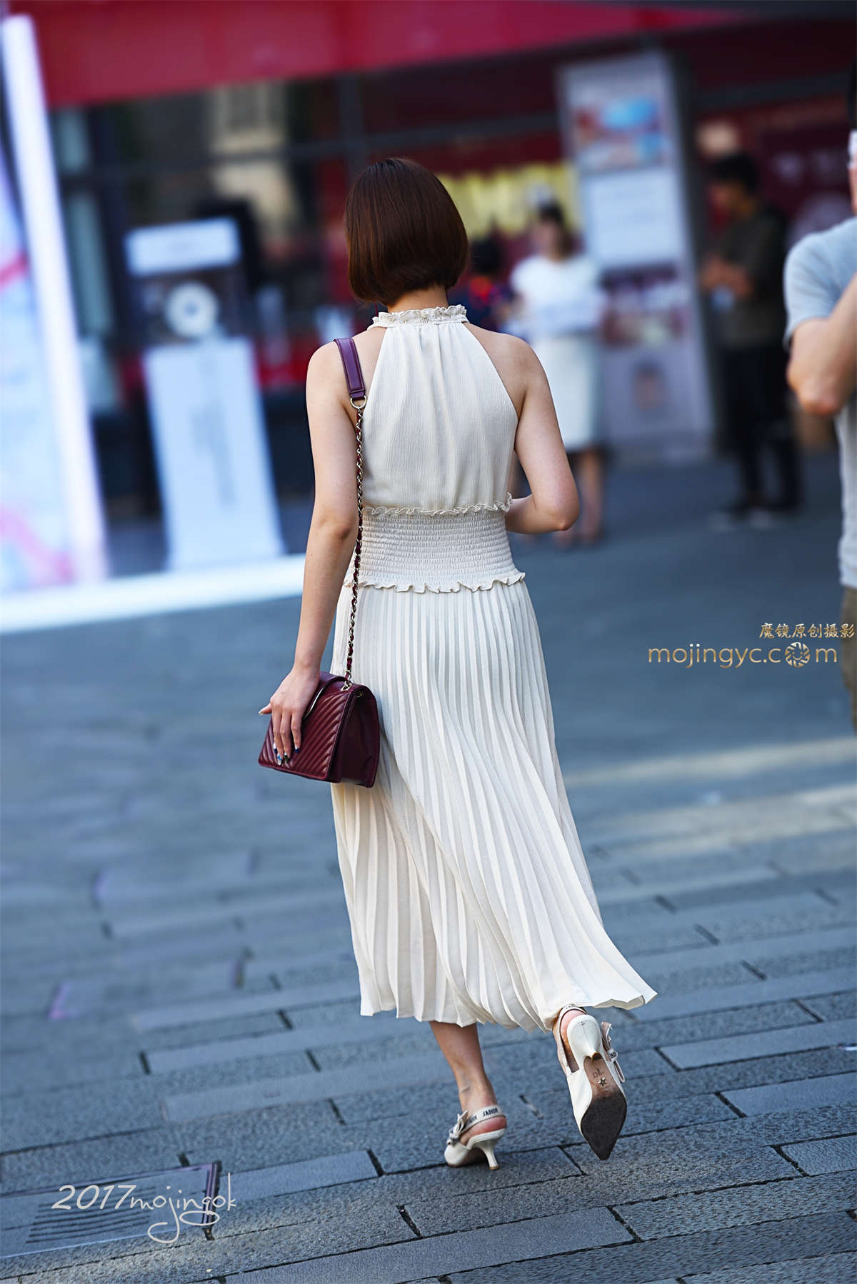 图片[2]-咔喳赛帖——短发美女款款而来-日更街拍