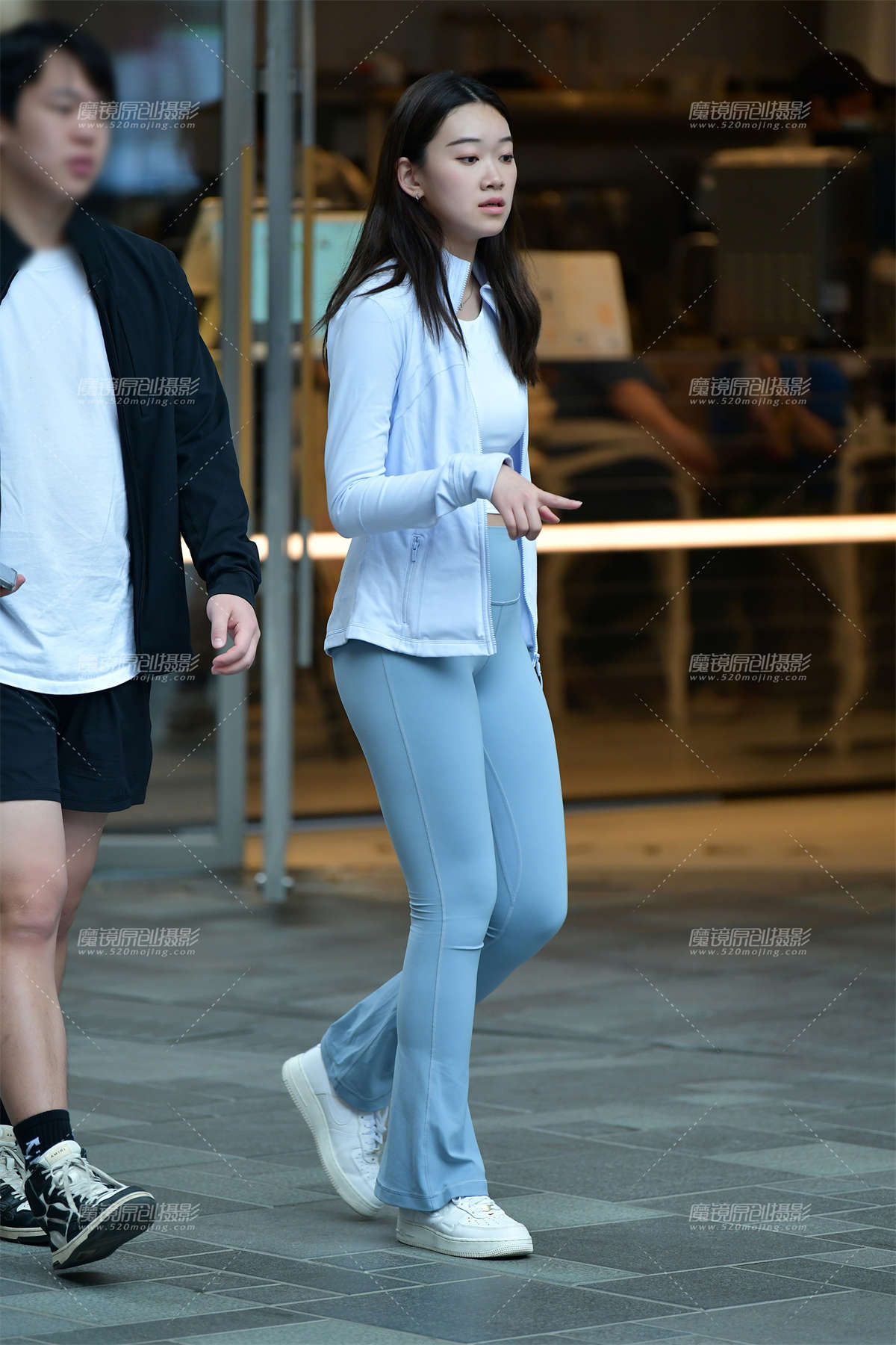 ★浅色紧身裤美女-日更街拍