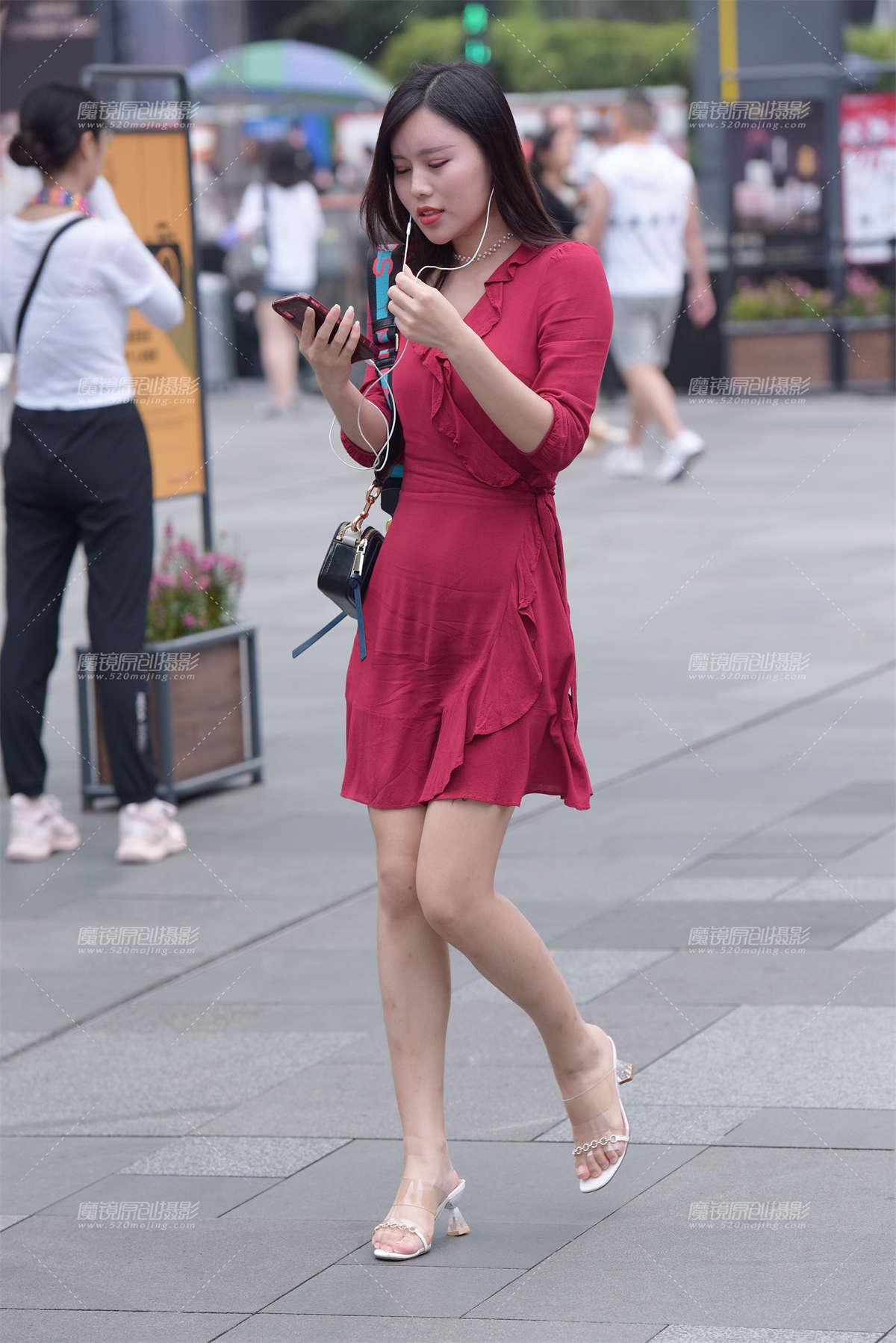 打电话的小姐姐-日更街拍