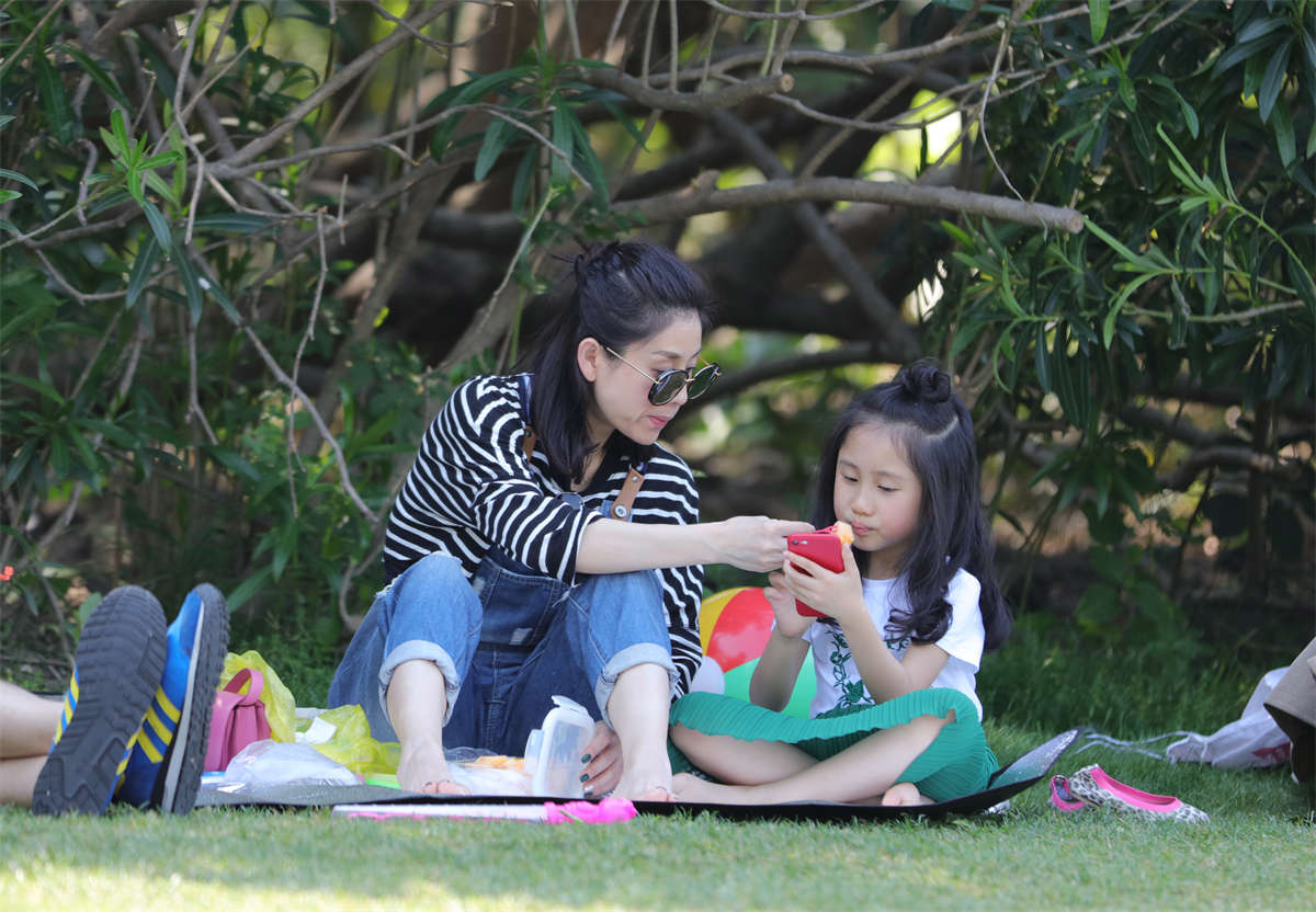 图片[2]-踏青公园街拍系列No.742 妖娆冷艳的雪肤少妇，穿鞋前擦个脚都看得我心旷神怡-日更街拍