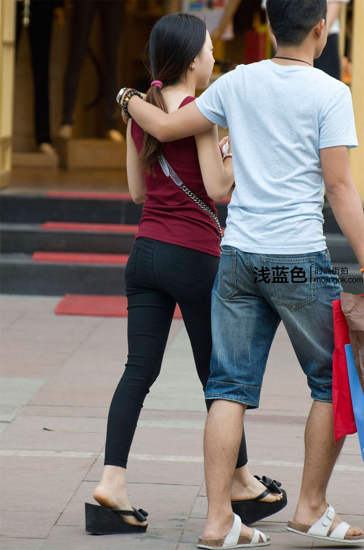 图片[2]-背心 黑裤 翘臀（22p）-日更街拍