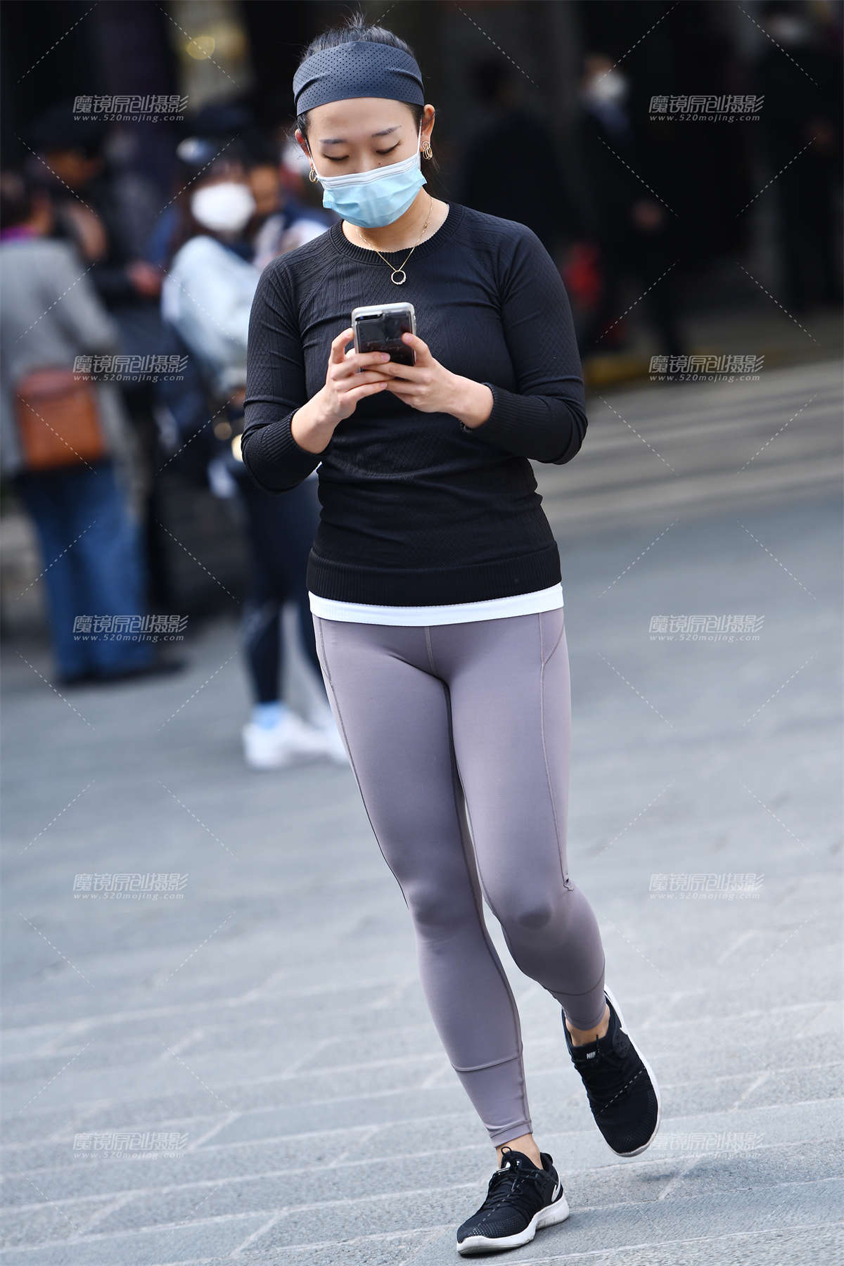 【咔喳赛帖】一直看手机-日更街拍