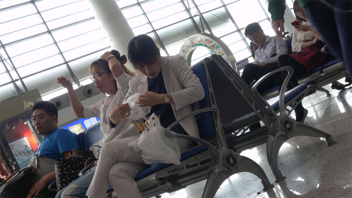 图片[2]-候车室里的极品高跟美足女-日更街拍