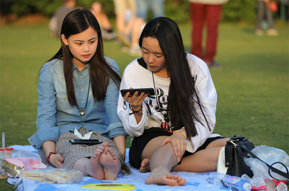 图片[2]-踏青公园街拍系列No.1674 少女双姝，两双洁白的天然素足躺倒了，摆齐了给你看 第2套-日更街拍