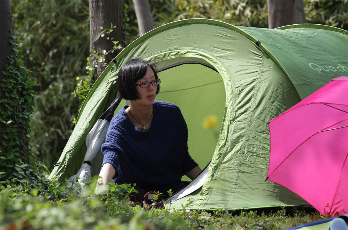 图片[2]-踏青公园街拍系列No.899 细长到极致的超薄黑丝美足-日更街拍