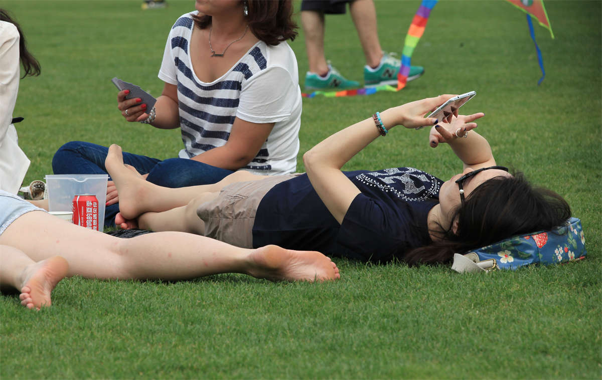 图片[2]-踏青公园街拍系列No.55 墨镜美女，一双好脚配好丝-日更街拍