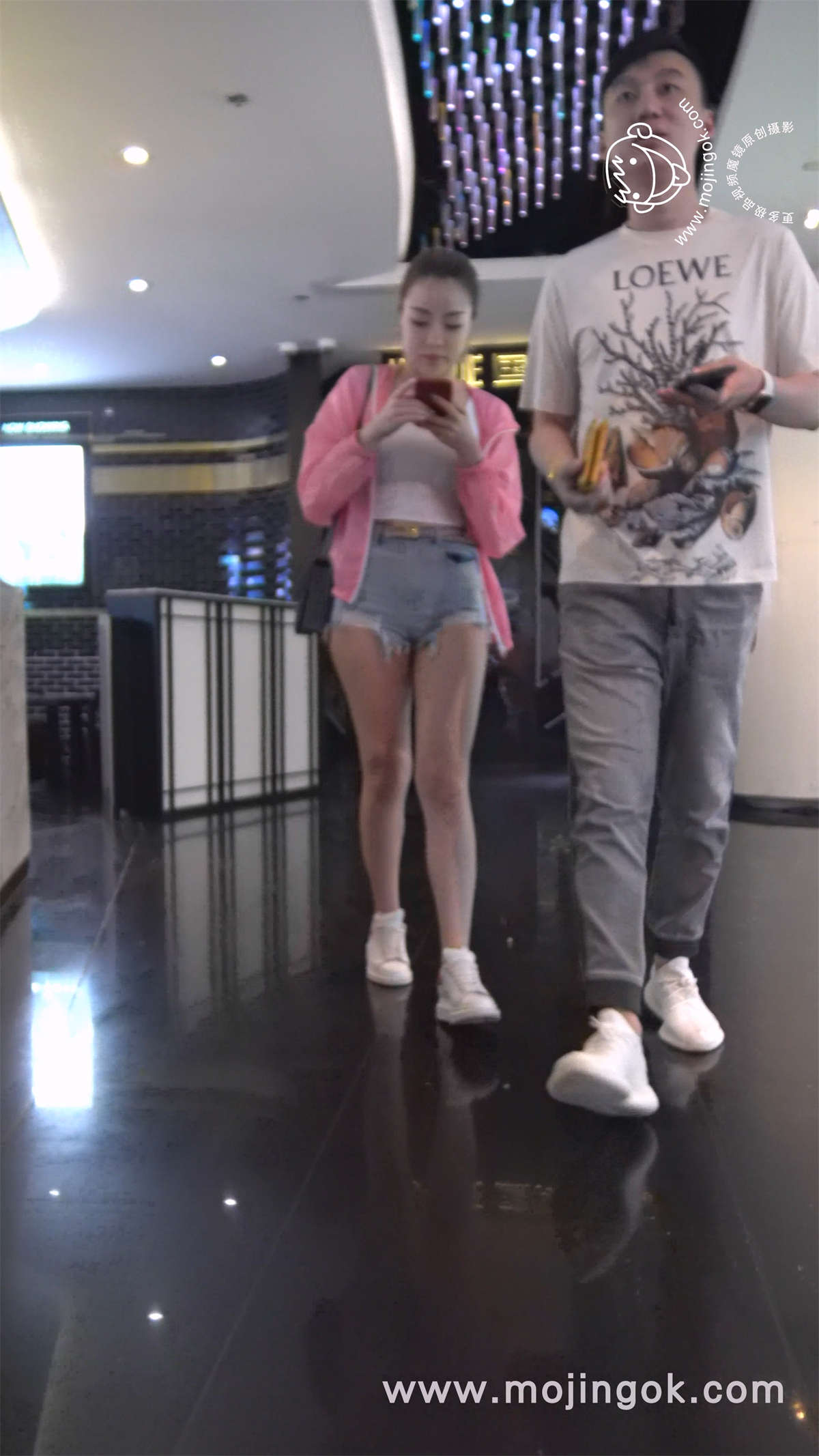 超级性感的短裤长腿小美女-日更街拍