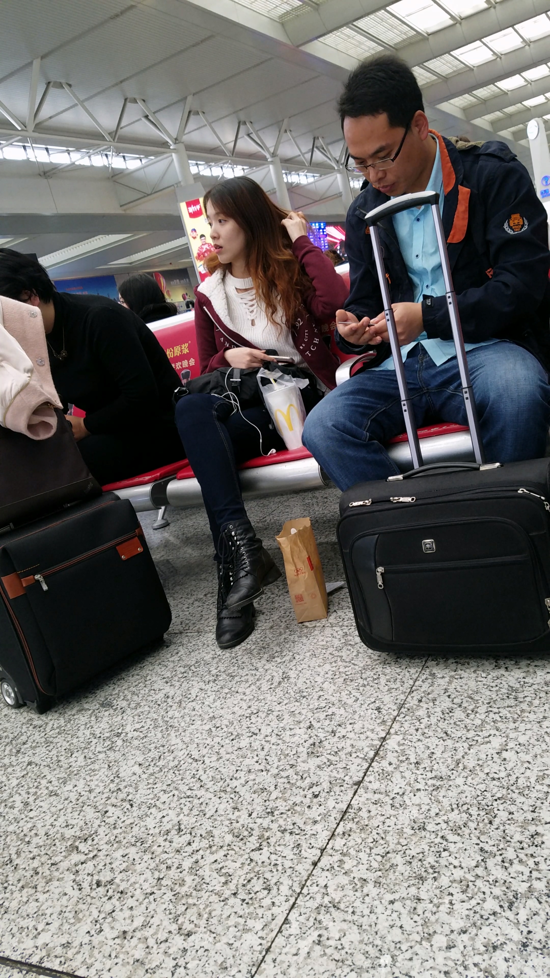 图片[2]-[4K高清视频]火车站等车的蓝色紧身牛仔裤性感长腿长发美少妇-日更街拍