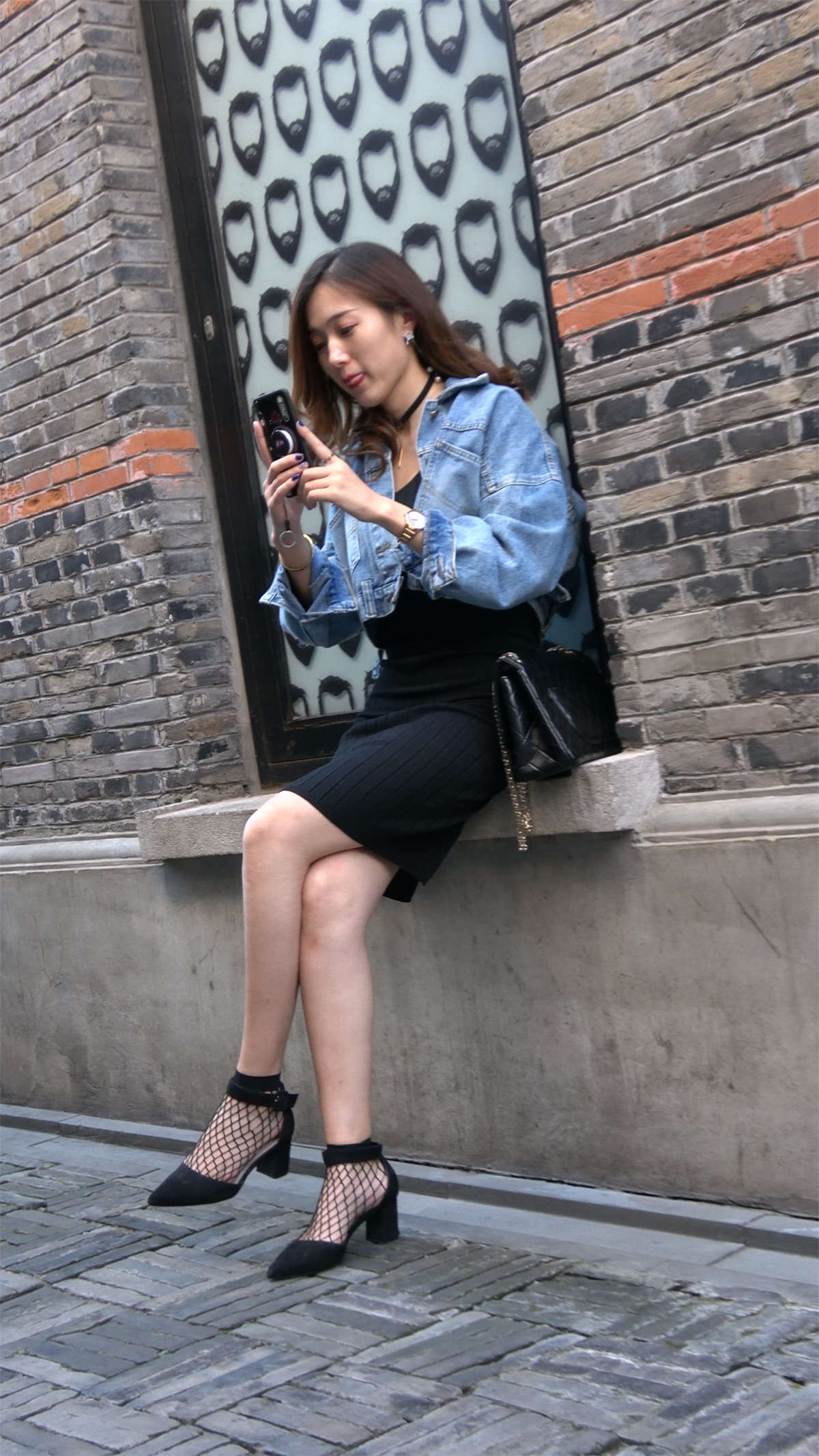 性感高跟鞋牛仔外套女神级美女-日更街拍