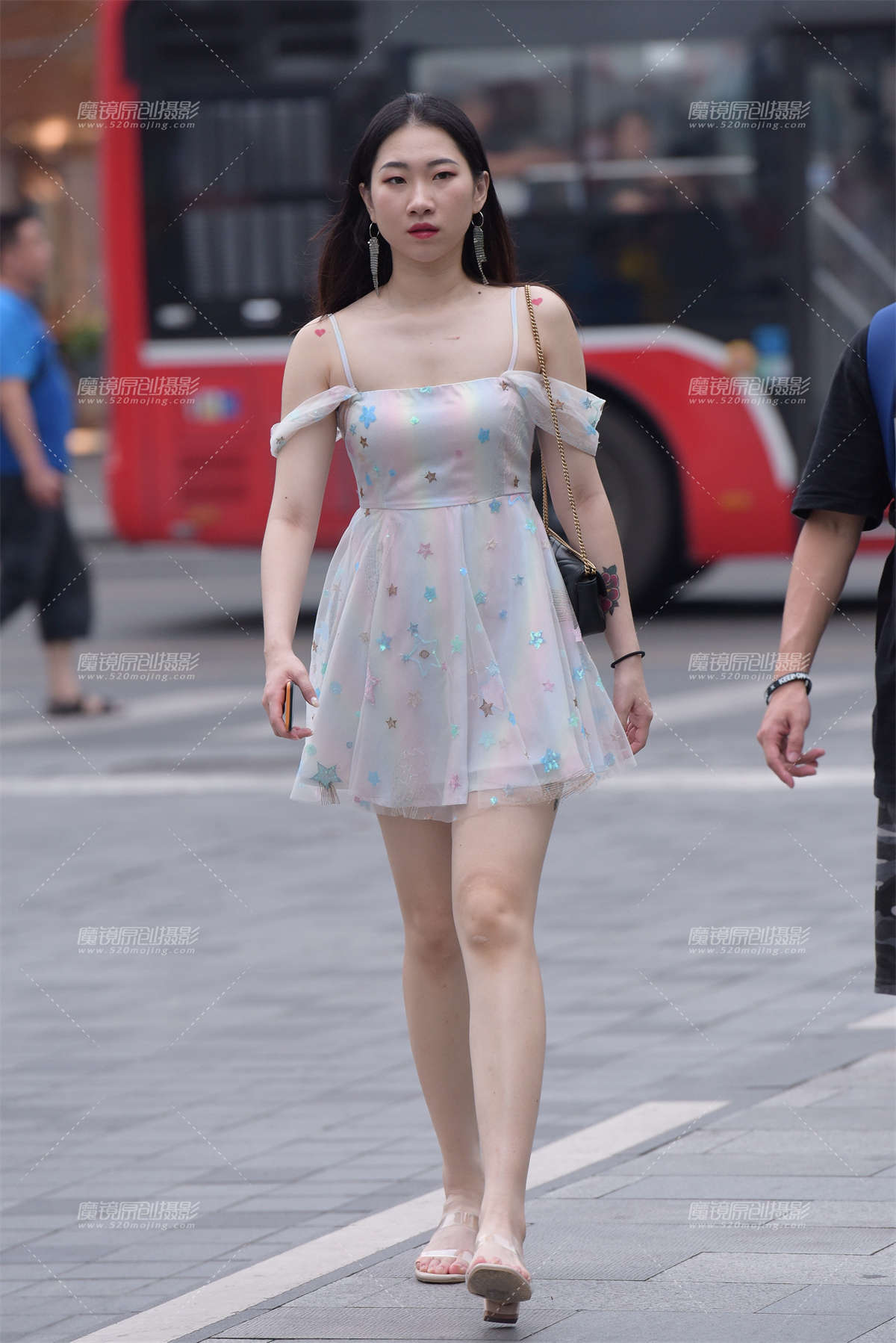 吊带连衣裙美女-日更街拍
