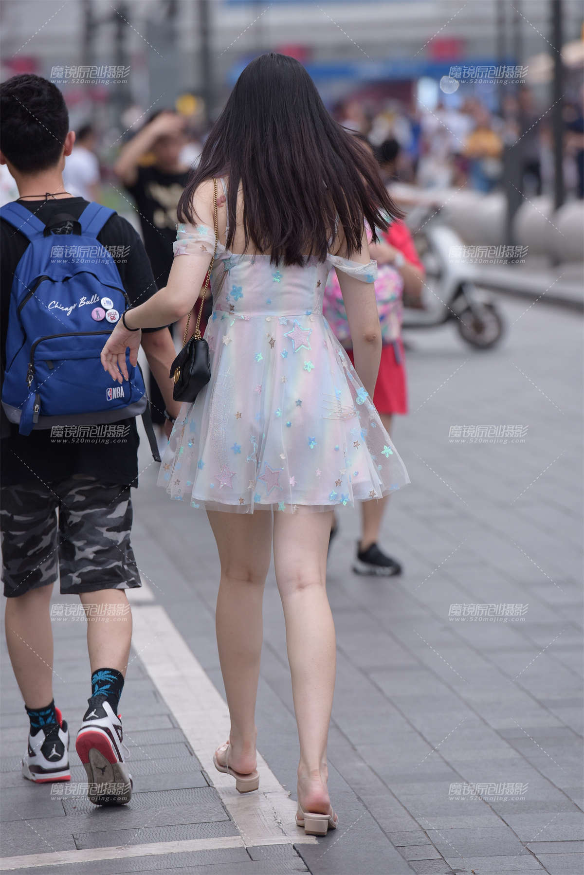 图片[2]-吊带连衣裙美女-日更街拍
