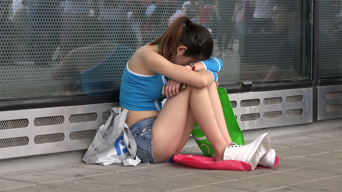 图片[2]-展会场外休息的礼仪妹妹-日更街拍