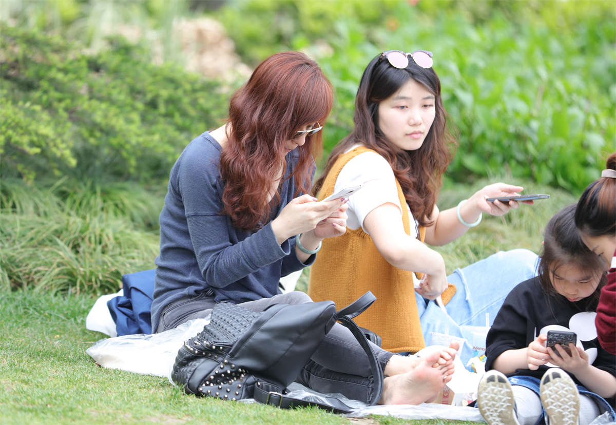 图片[2]-踏青公园街拍系列No.743 妥妥的高分美女美足，不要嫌少，因为只给看这么多-日更街拍