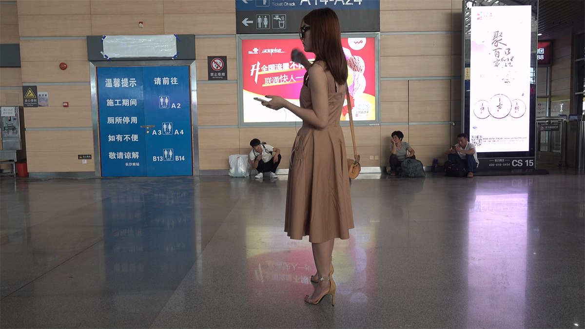 图片[2]-候车室里的极品美女-日更街拍