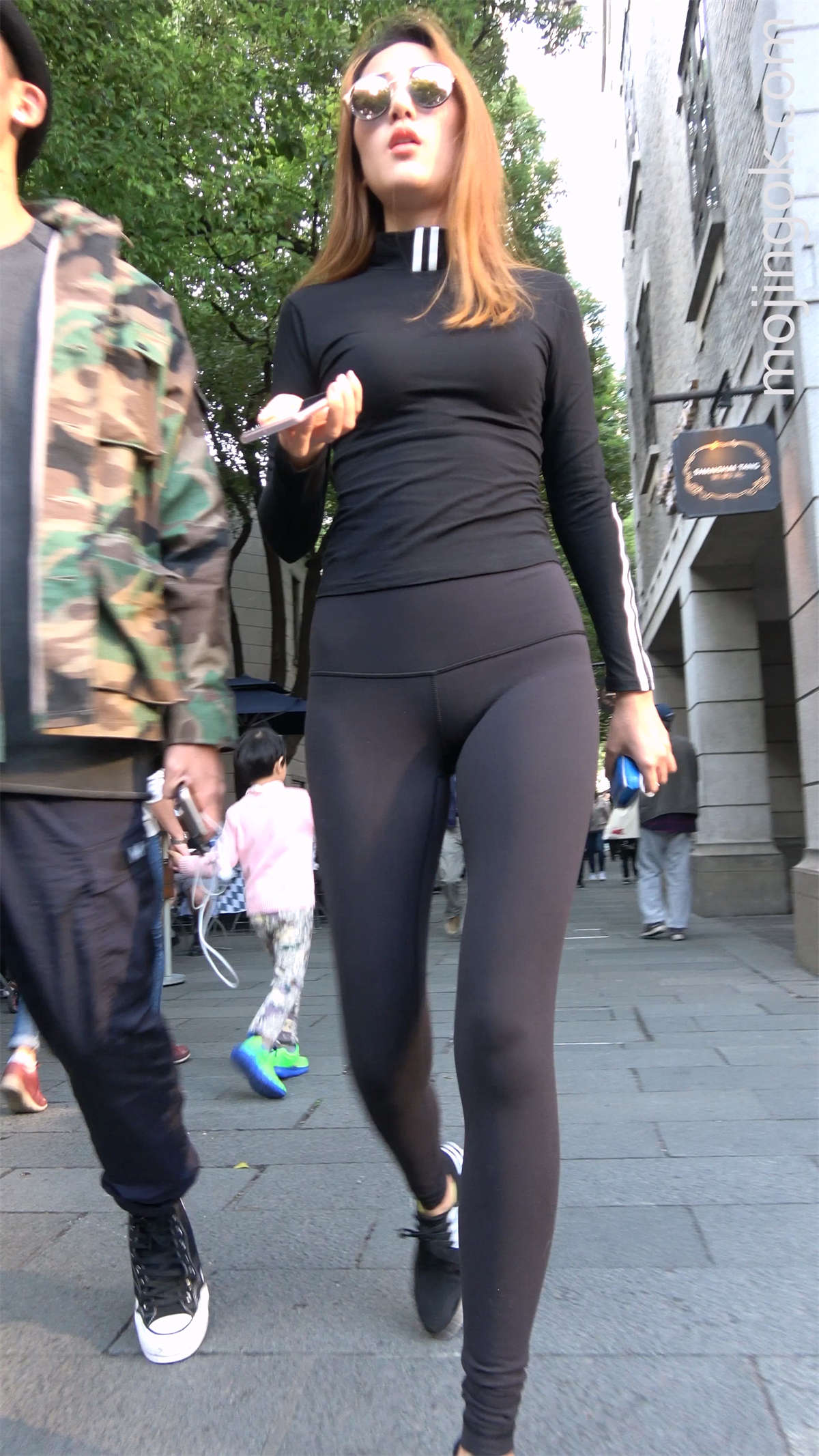 图片[2]-黑色紧身弹力裤性感美女-日更街拍