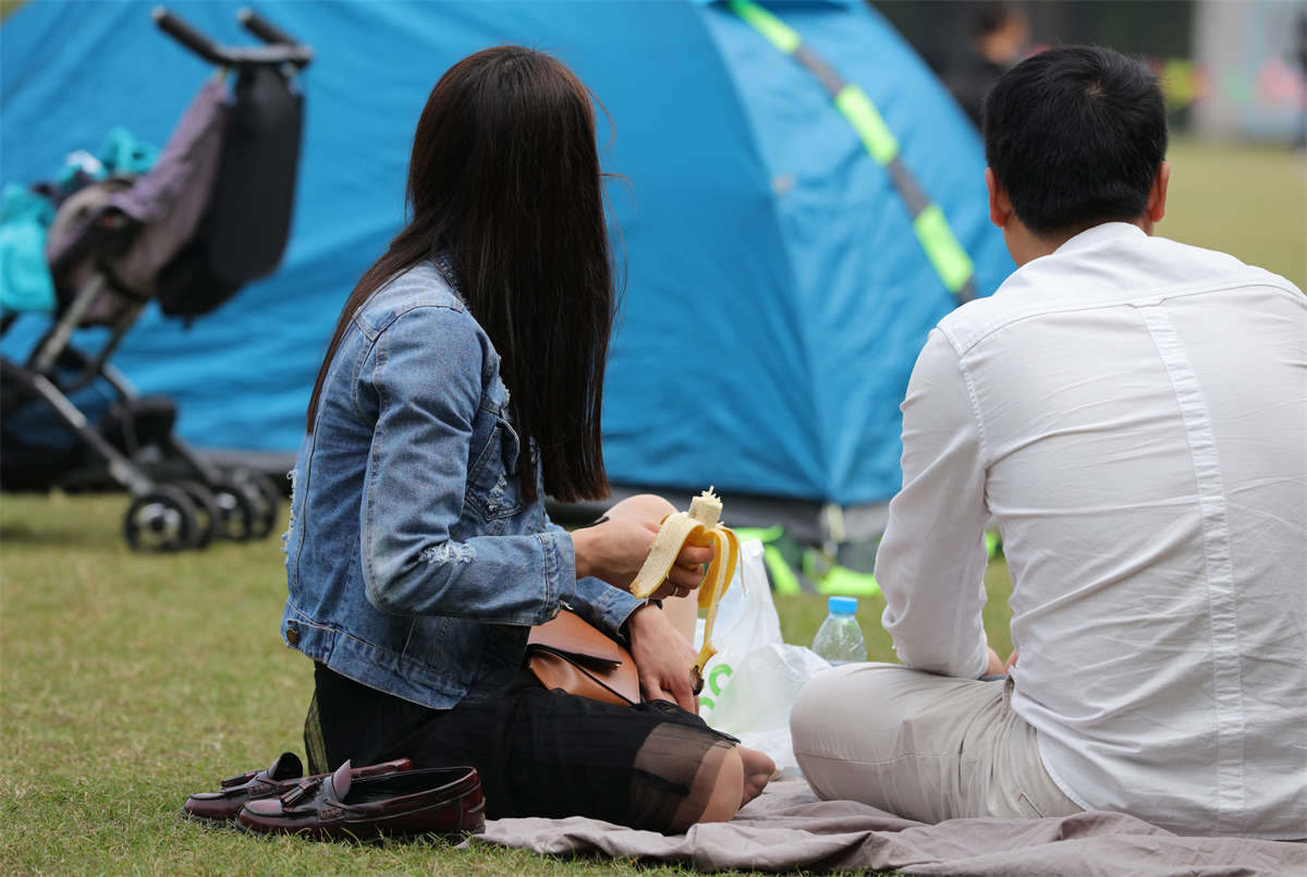 踏青公园街拍系列No.1675 少女长丝，就是喜欢趁其不备将美妙玉足收入镜中的感觉-日更街拍