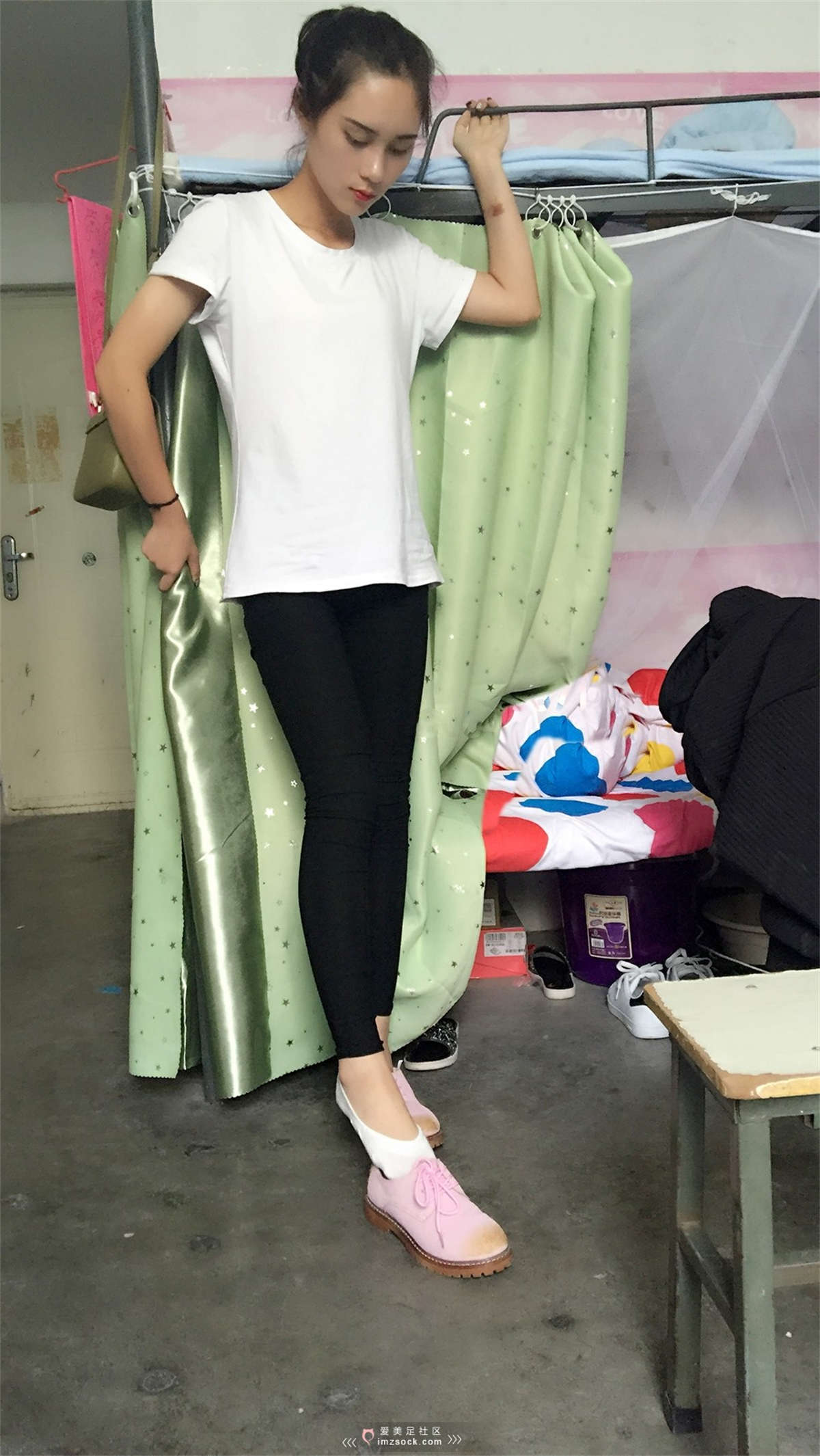 图片[2]-MZSOCK-2018 No.97 黑色打底裤 白色船袜的诱惑-日更街拍