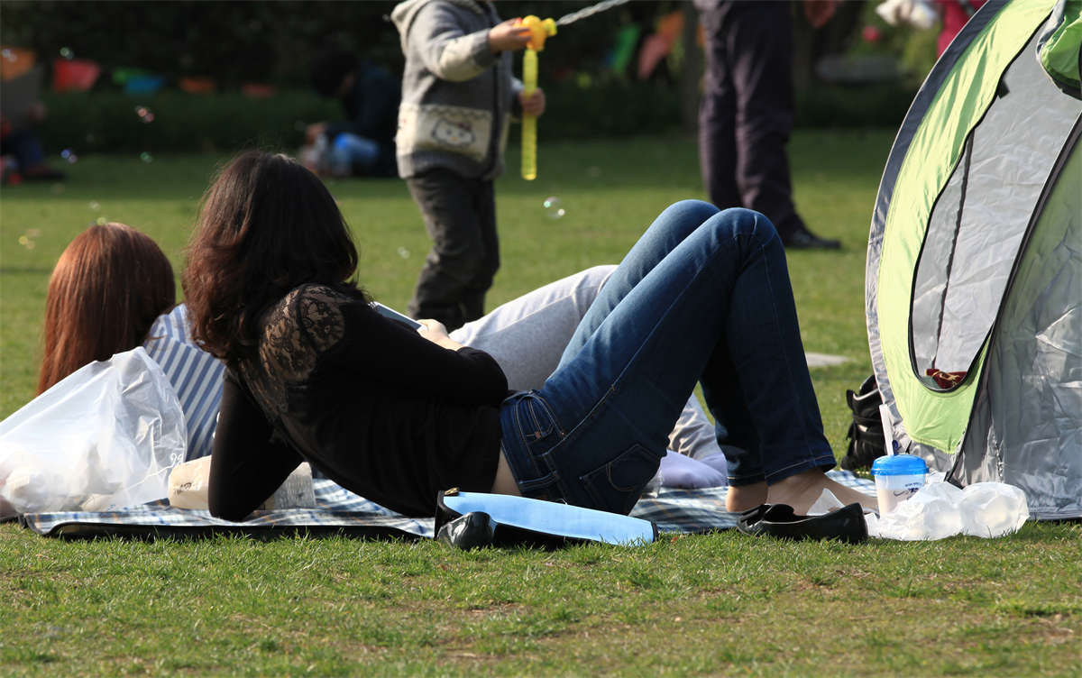 图片[2]-踏青公园街拍系列No.900 草地上的两个年轻妹子-日更街拍