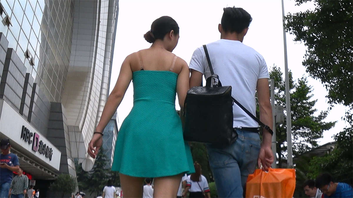 绿色连衣短裙高跟丰满身材漂亮美女-日更街拍