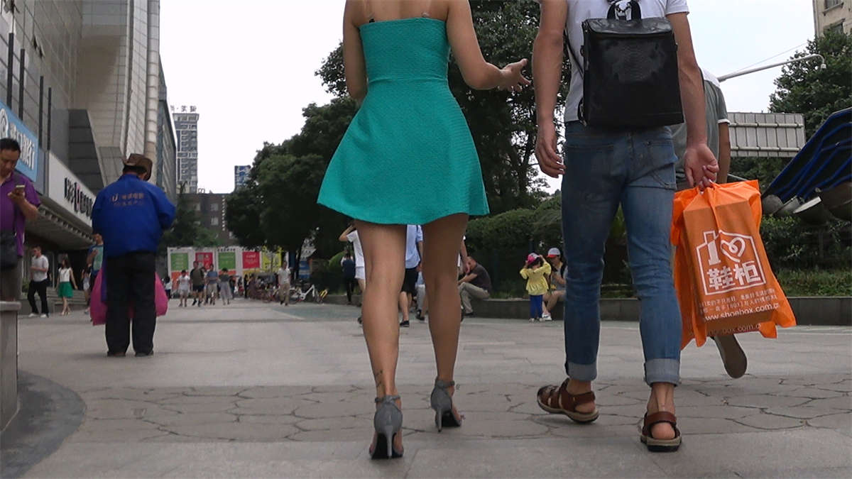 图片[2]-绿色连衣短裙高跟丰满身材漂亮美女-日更街拍