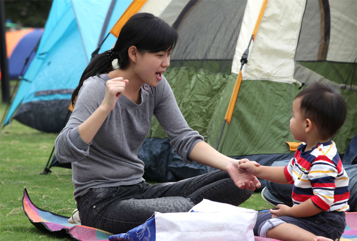 图片[2]-踏青公园街拍系列No.56 年轻妈妈玉足性感又灵动-日更街拍