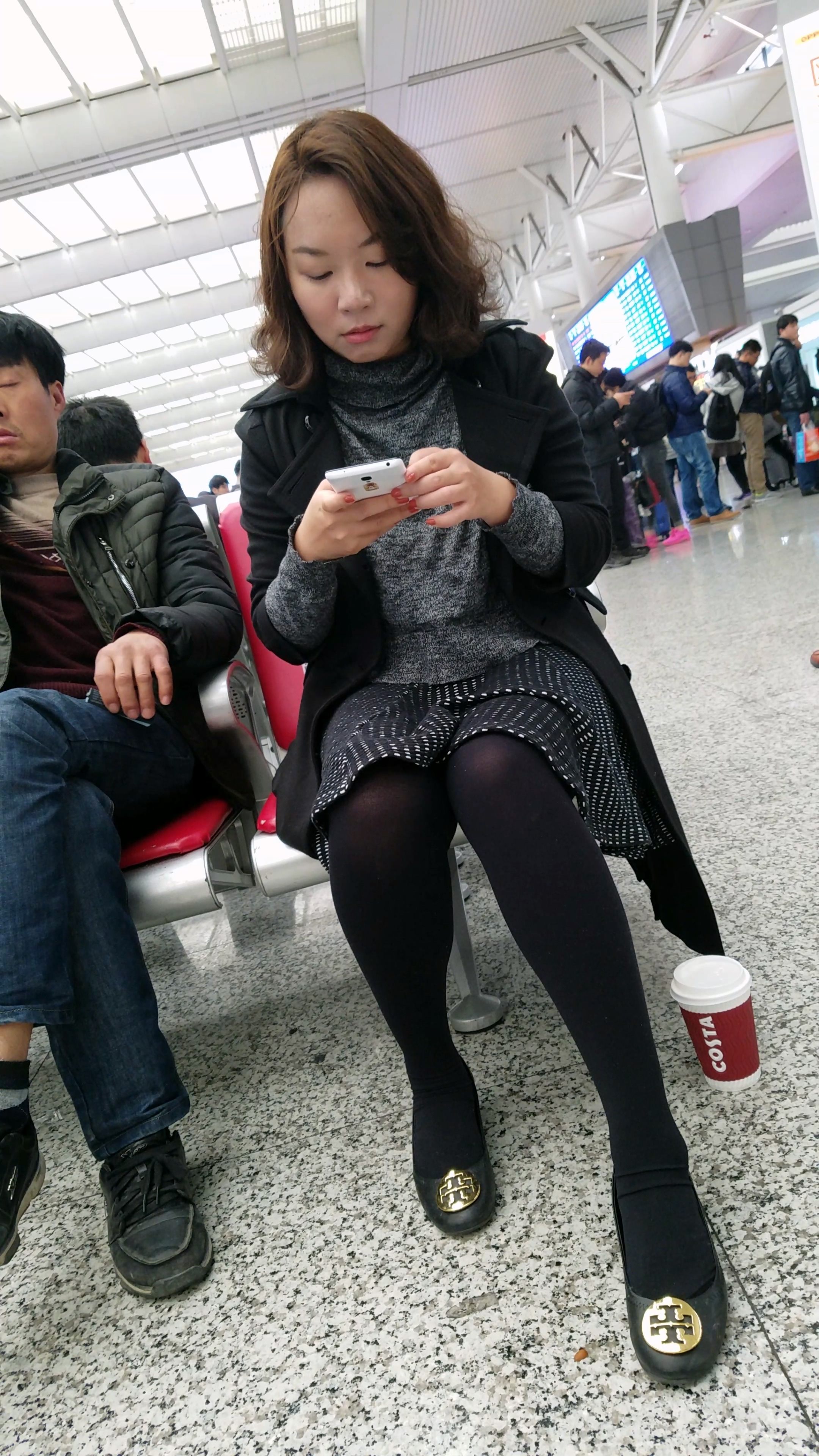 [4K高清视频]火车站候车的黑色长裙黑色丝袜白肤少妇-日更街拍
