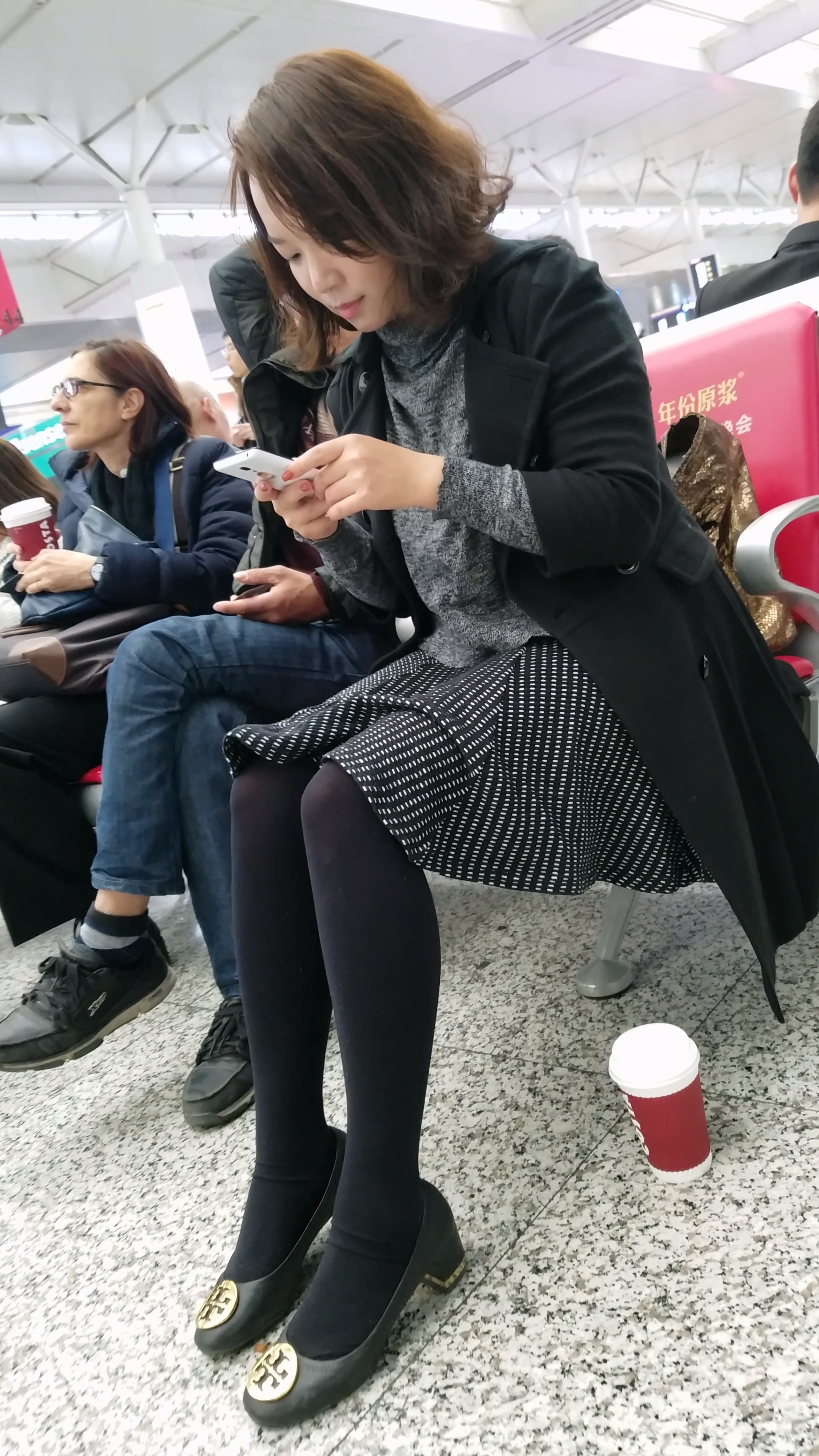 图片[2]-[4K高清视频]火车站候车的黑色长裙黑色丝袜白肤少妇-日更街拍