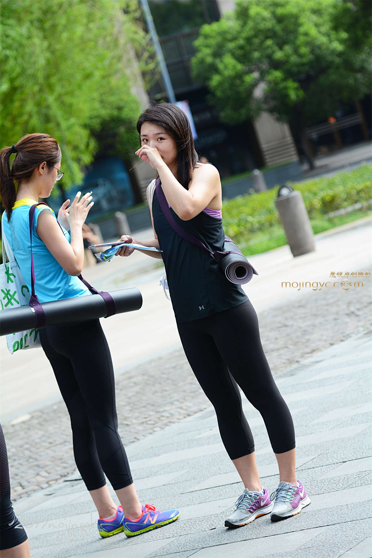 咔喳赛帖-黑色紧身裤-日更街拍