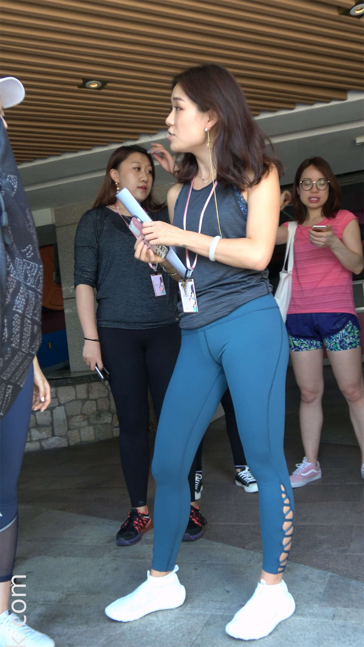 极品丰臀紧身弹力裤美女-日更街拍