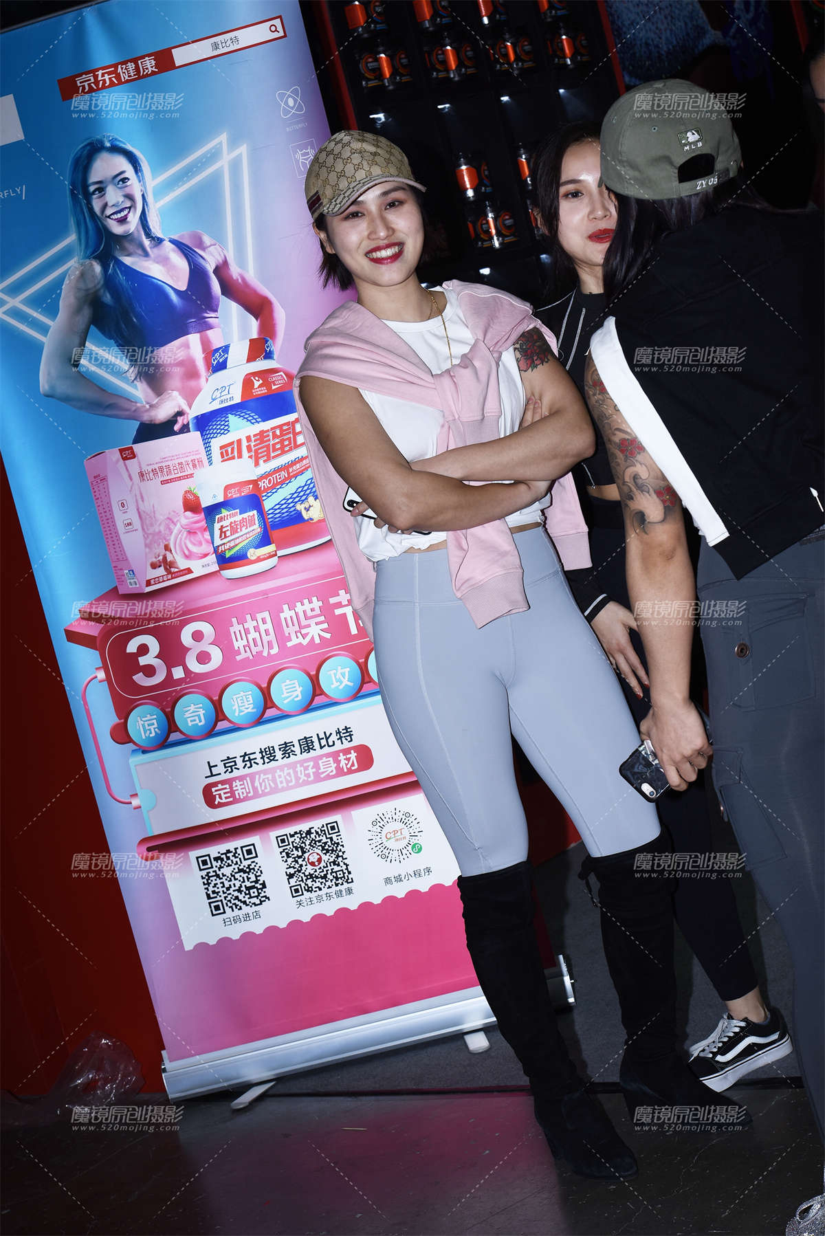 浅色紧身裤配高靴-日更街拍