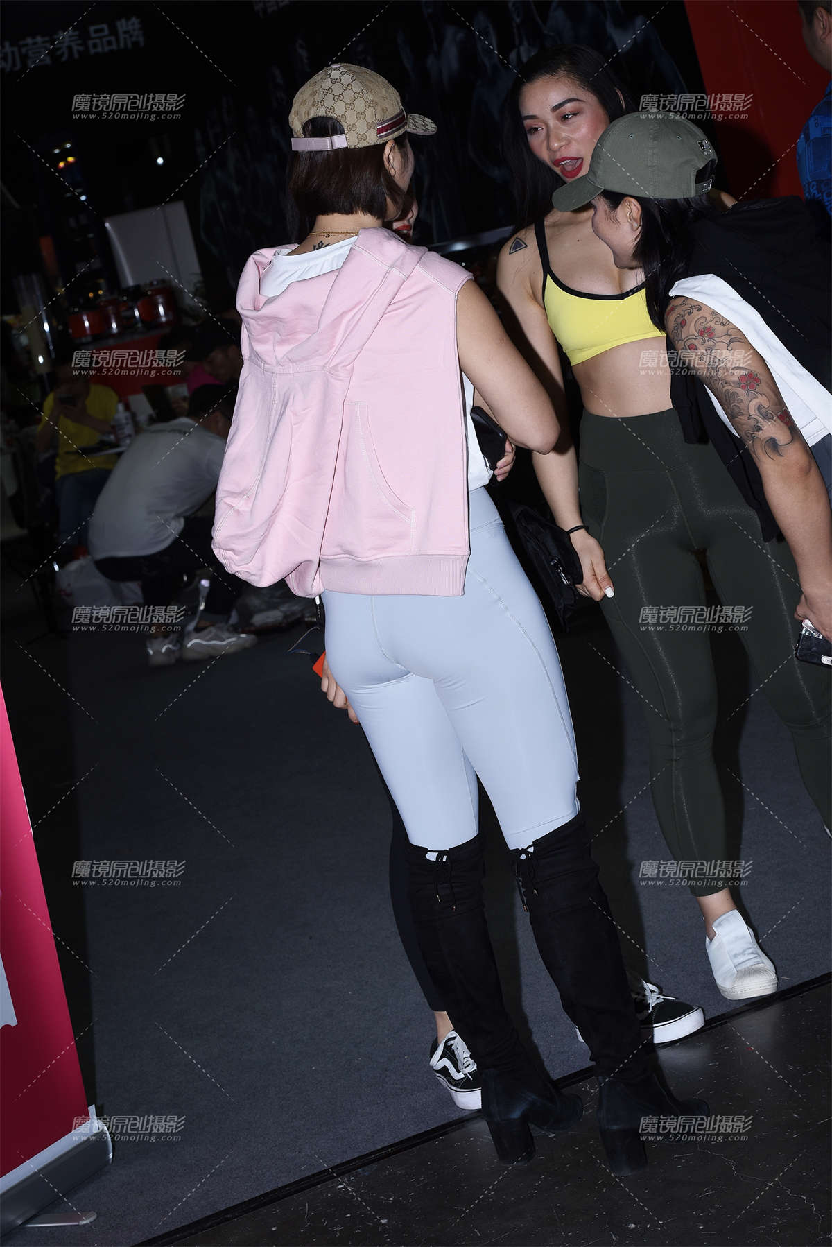 图片[2]-浅色紧身裤配高靴-日更街拍