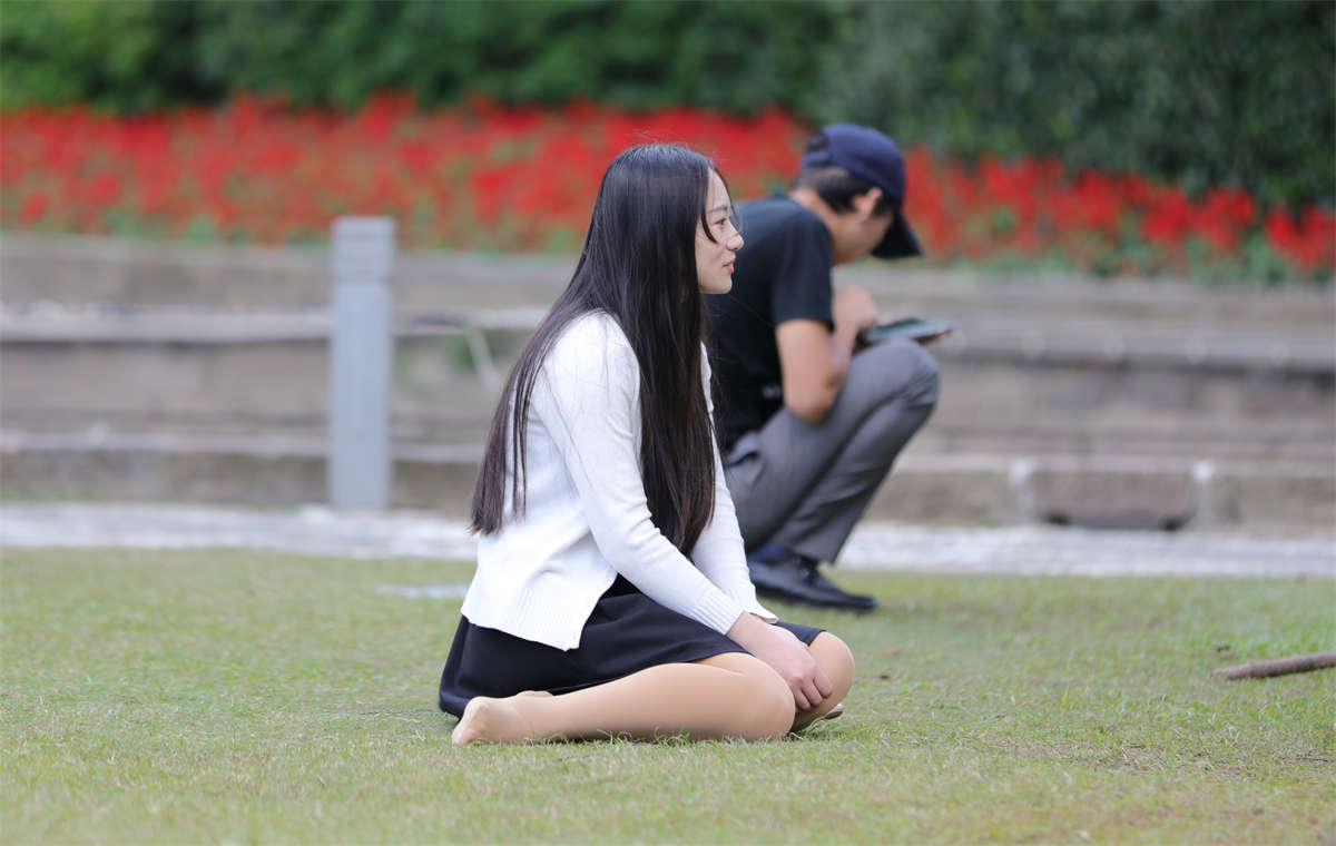 踏青公园街拍系列No.1676 恬静女生端坐草坪，露出一只长丝足-日更街拍