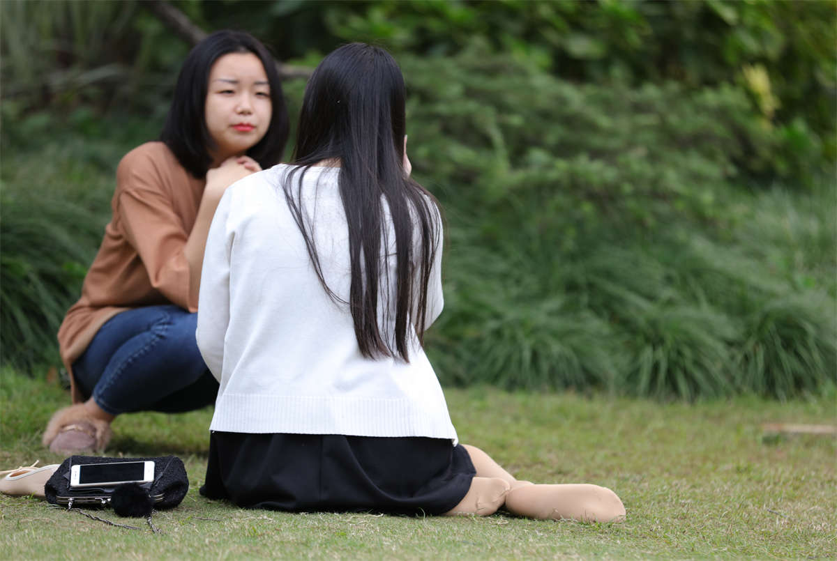 图片[2]-踏青公园街拍系列No.1676 恬静女生端坐草坪，露出一只长丝足-日更街拍