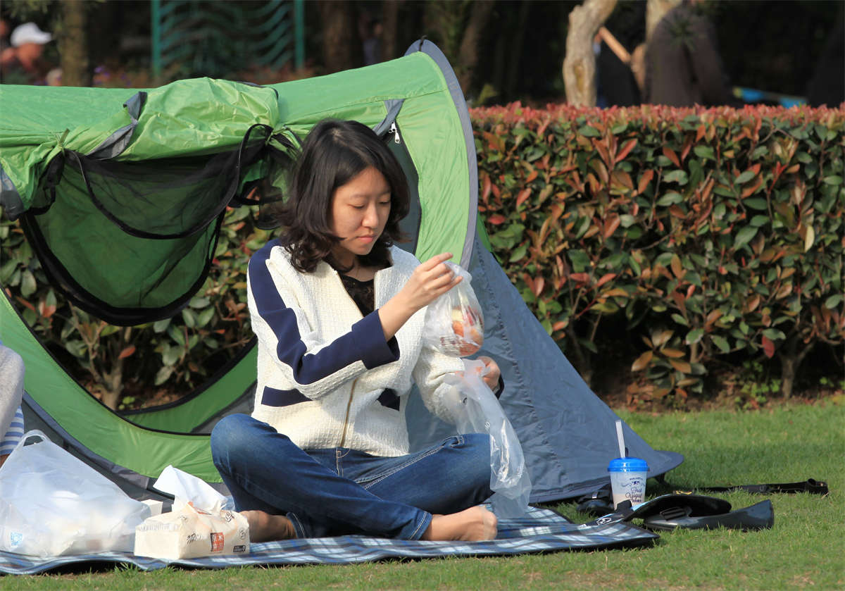 图片[2]-踏青公园街拍系列No.901 草地上的白衣女子 第1套-日更街拍