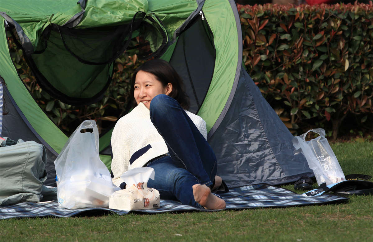 踏青公园街拍系列No.901 草地上的白衣女子 第1套-日更街拍