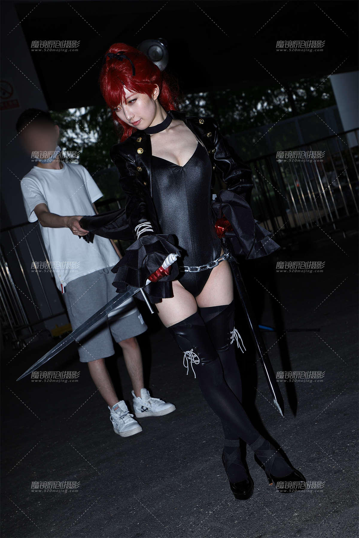 黑色低胸皮衣-日更街拍