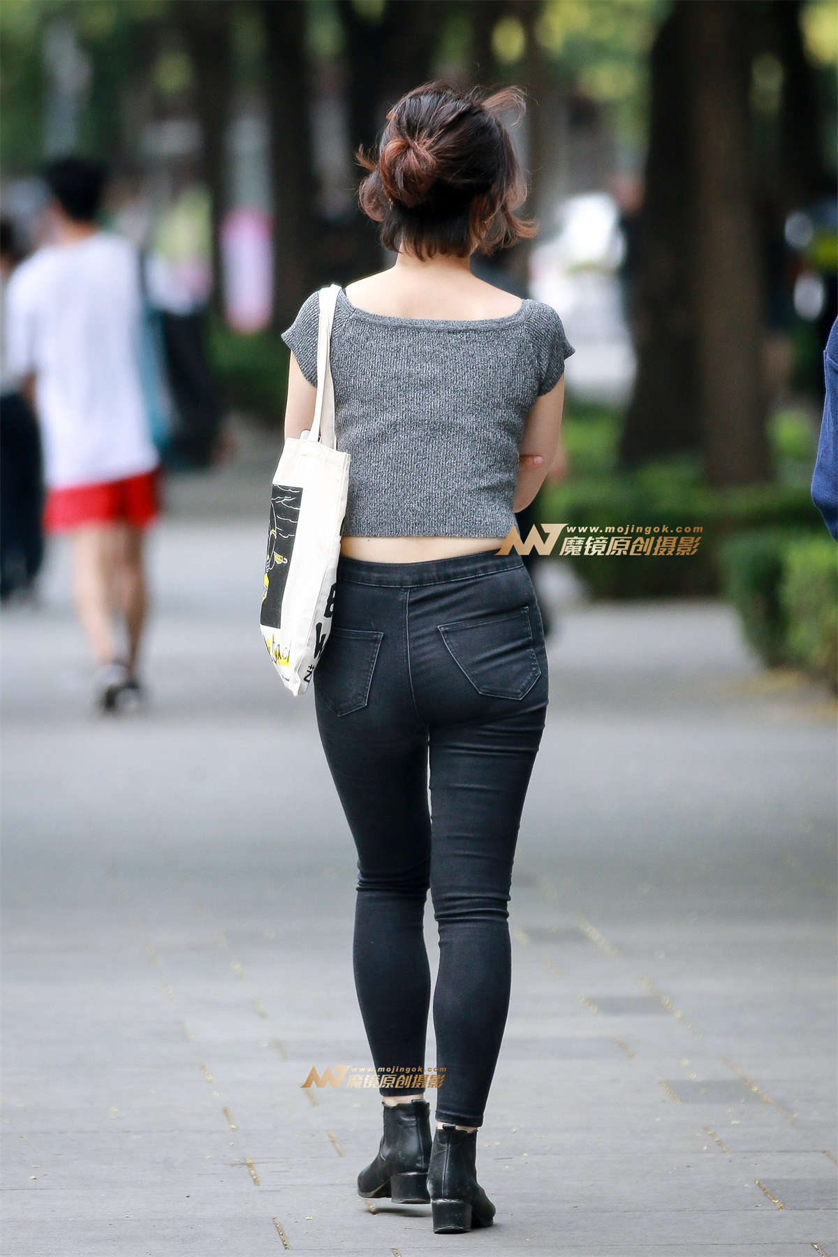 图片[2]-牛仔紧臀-日更街拍