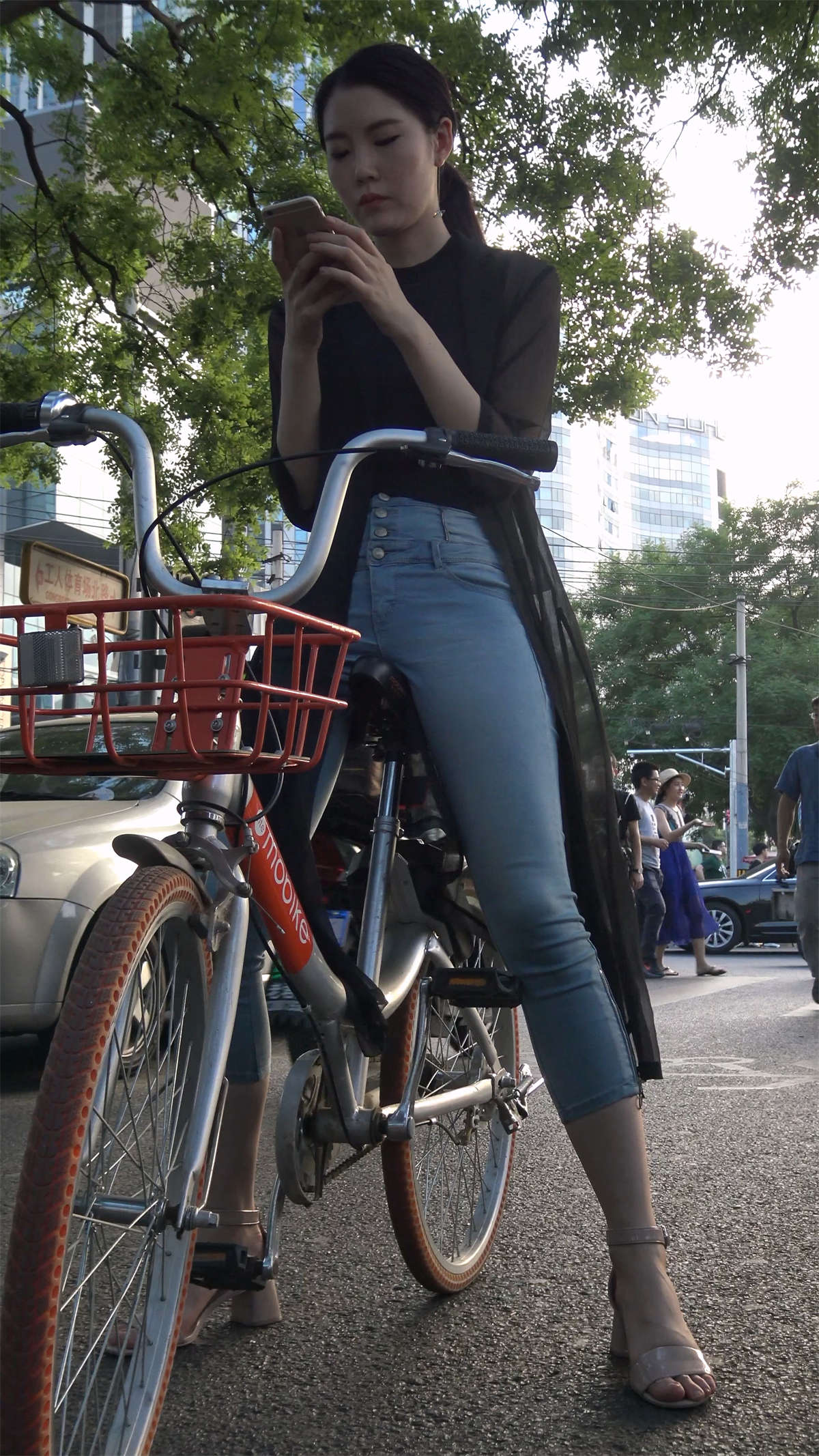 紧身牛仔高挑长腿女神-日更街拍