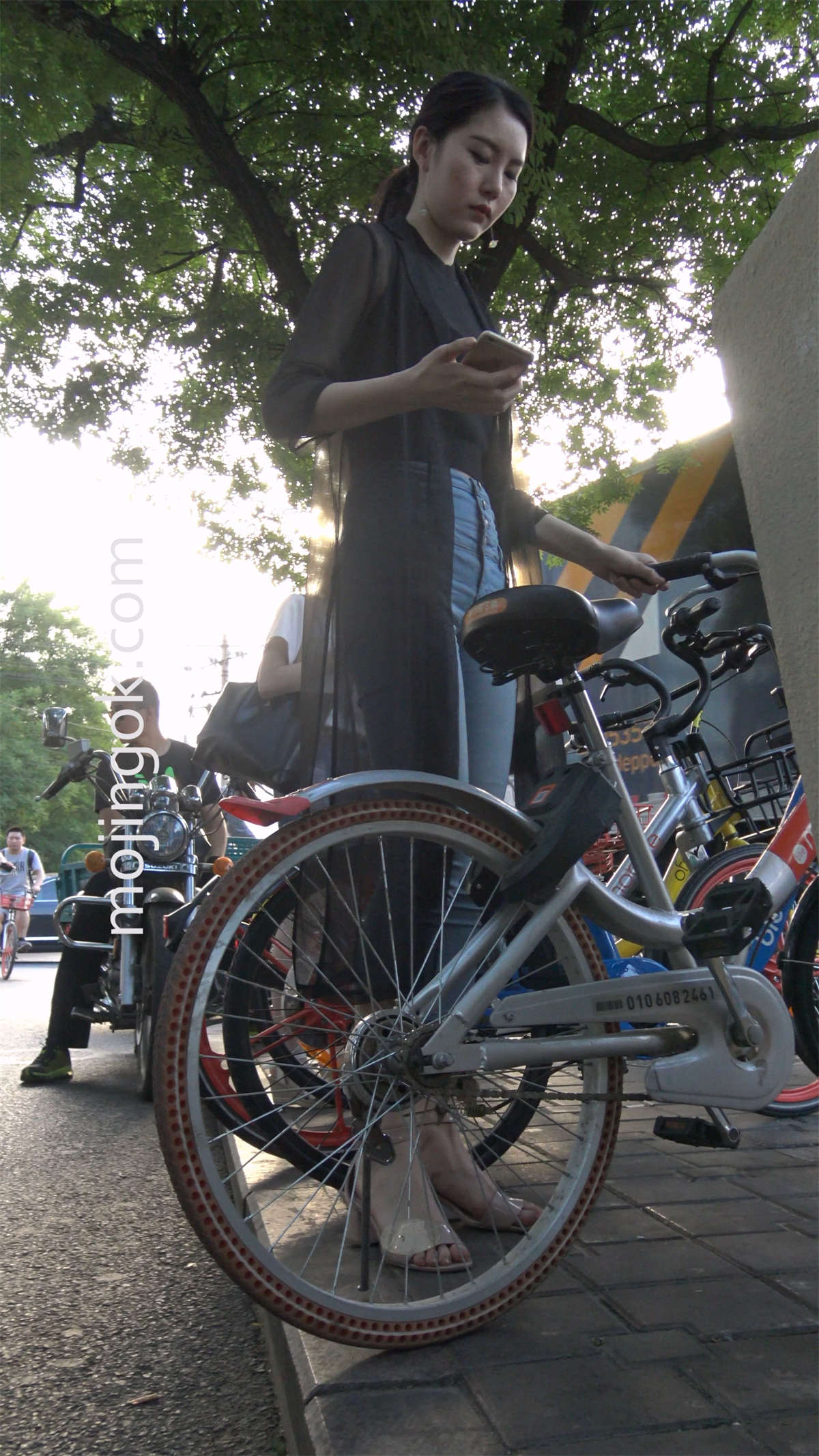 图片[2]-紧身牛仔高挑长腿女神-日更街拍