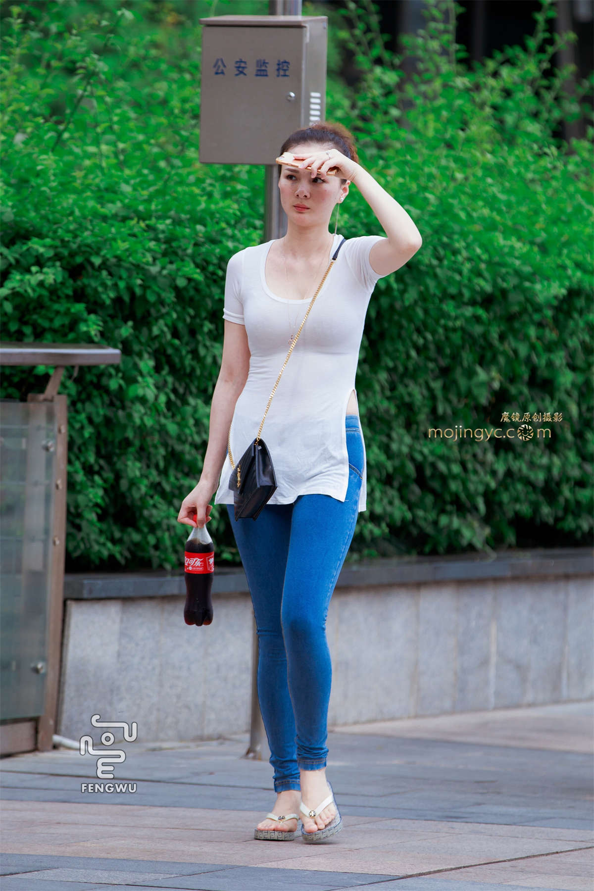 紧身牛仔裤，丰韵身材-日更街拍