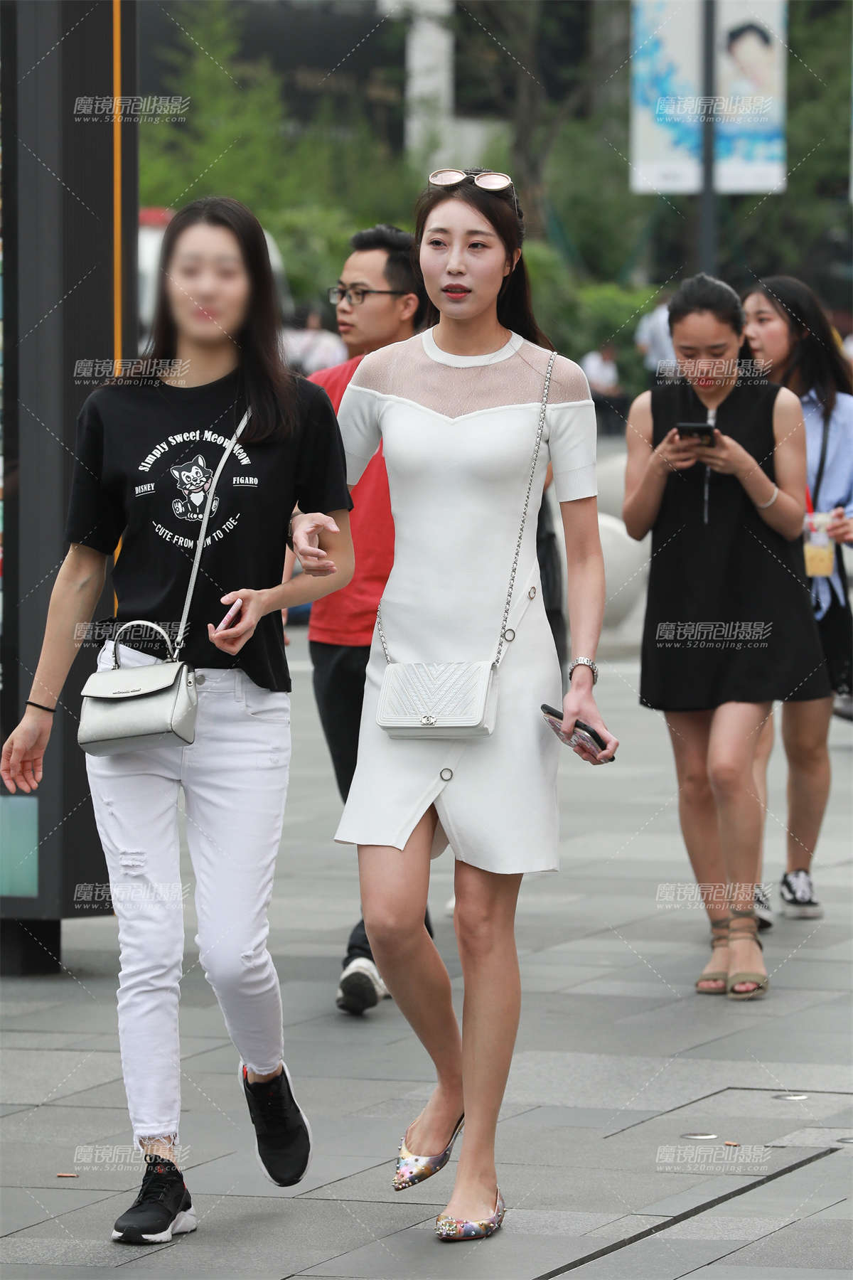 长相清秀高挑美眉-日更街拍