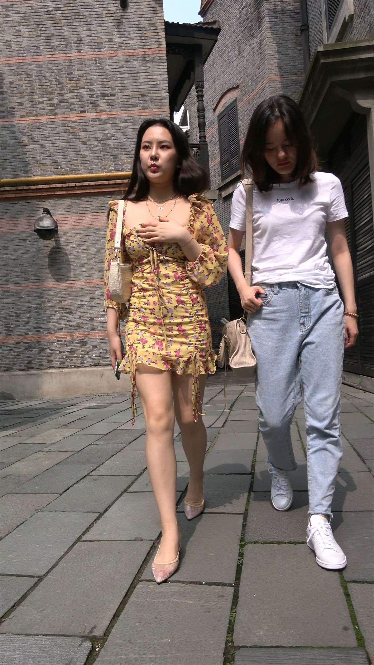 性感低胸装高跟短裙美女-日更街拍
