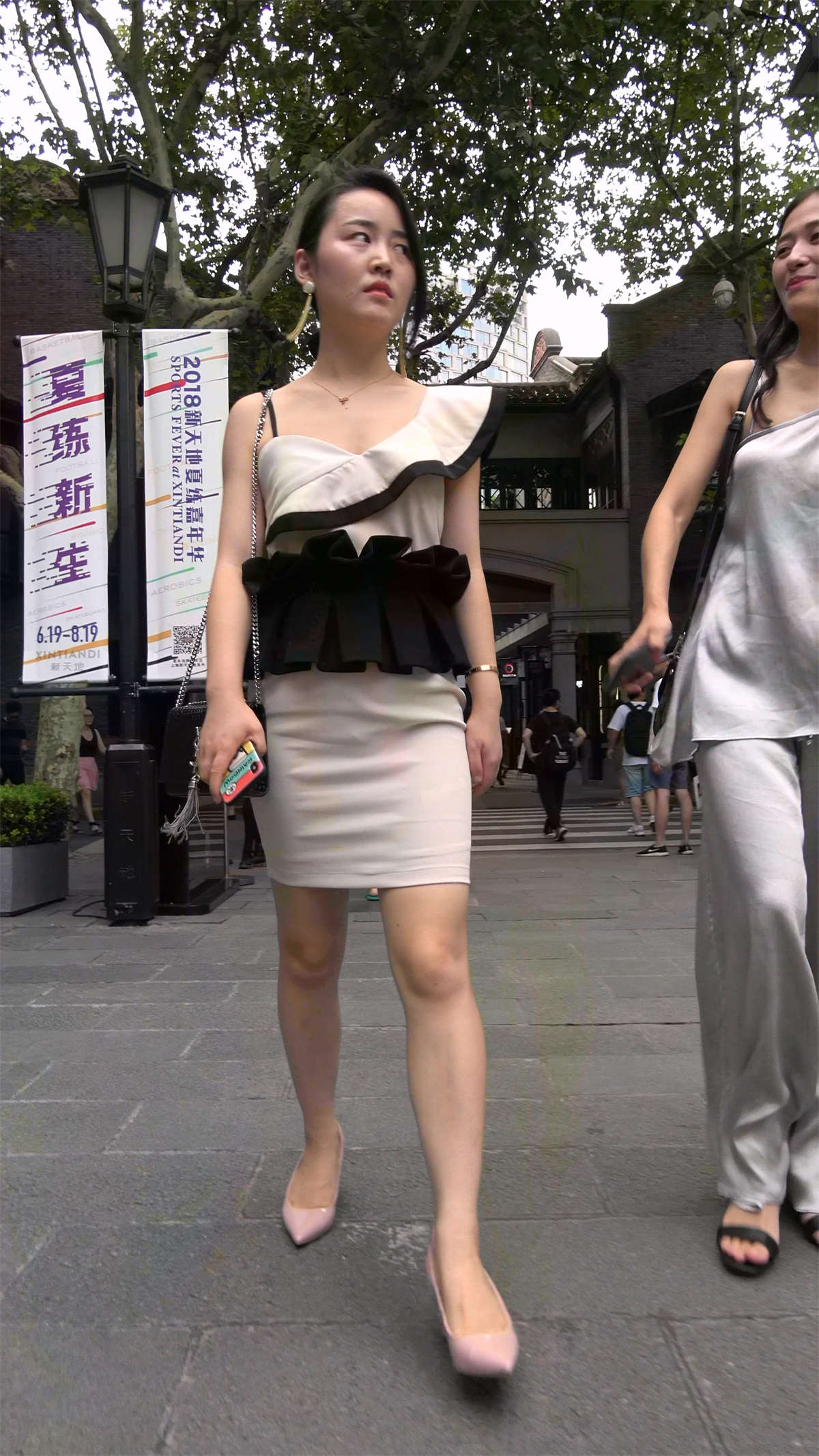 图片[2]-性感身材米色吊带裙高跟美女-日更街拍