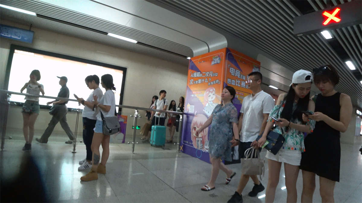 地铁站跟拍两个裙装性感白腿漂亮美眉-日更街拍