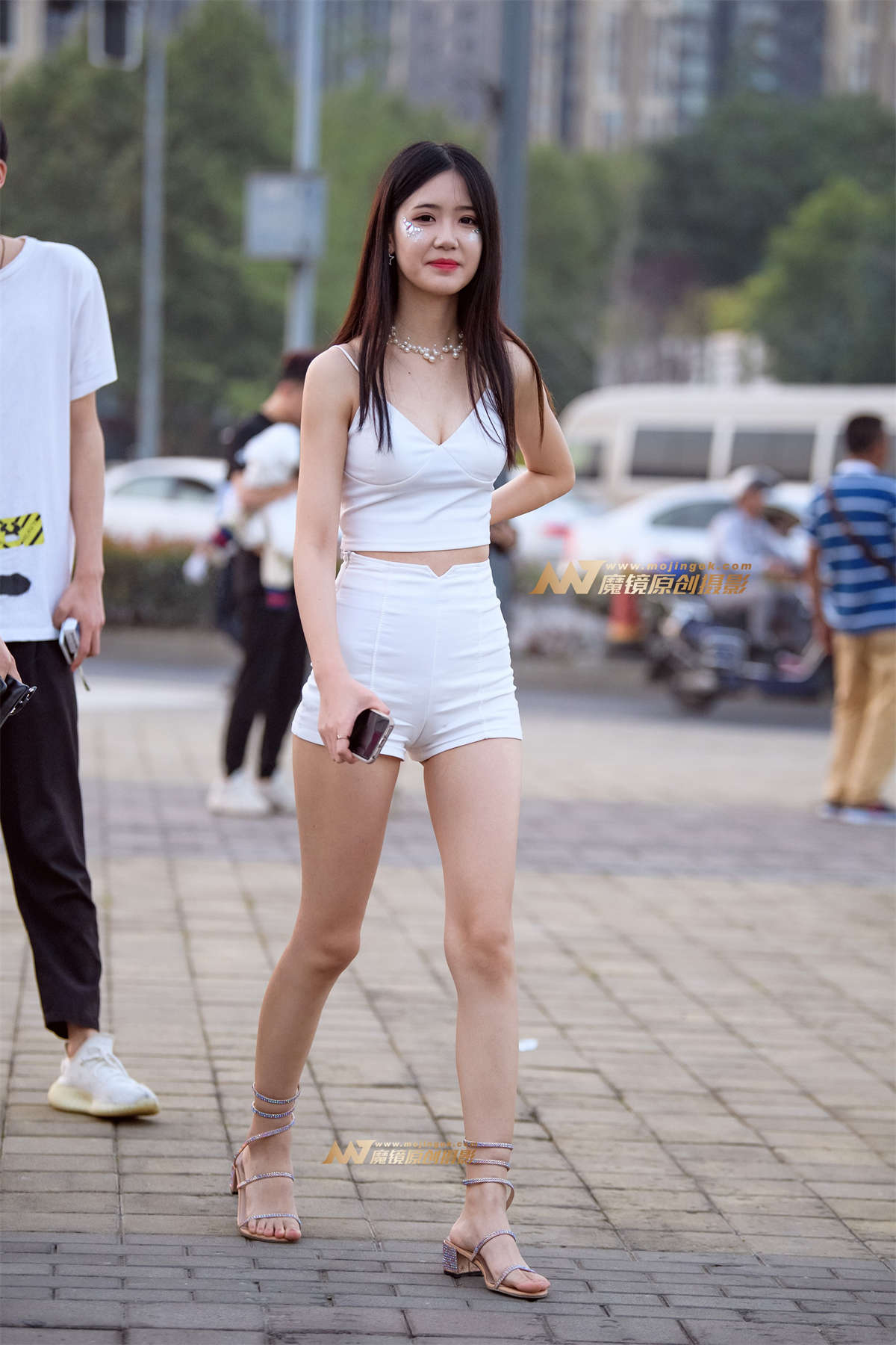 【久久赛帖】白色吊带短裤清纯妹子-日更街拍