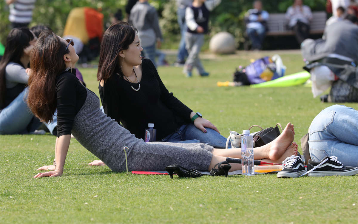 图片[2]-踏青公园街拍系列No.1677 时光没冲淡被发现的尴尬，再遇还得硬上 第1套-日更街拍